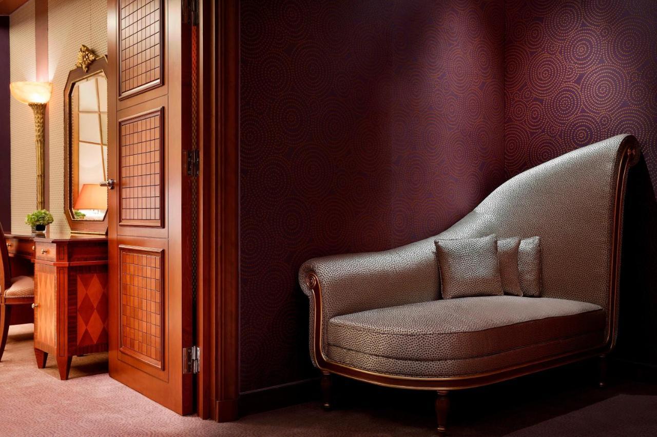 리츠칼튼 제다 호텔 외부 사진 A settee