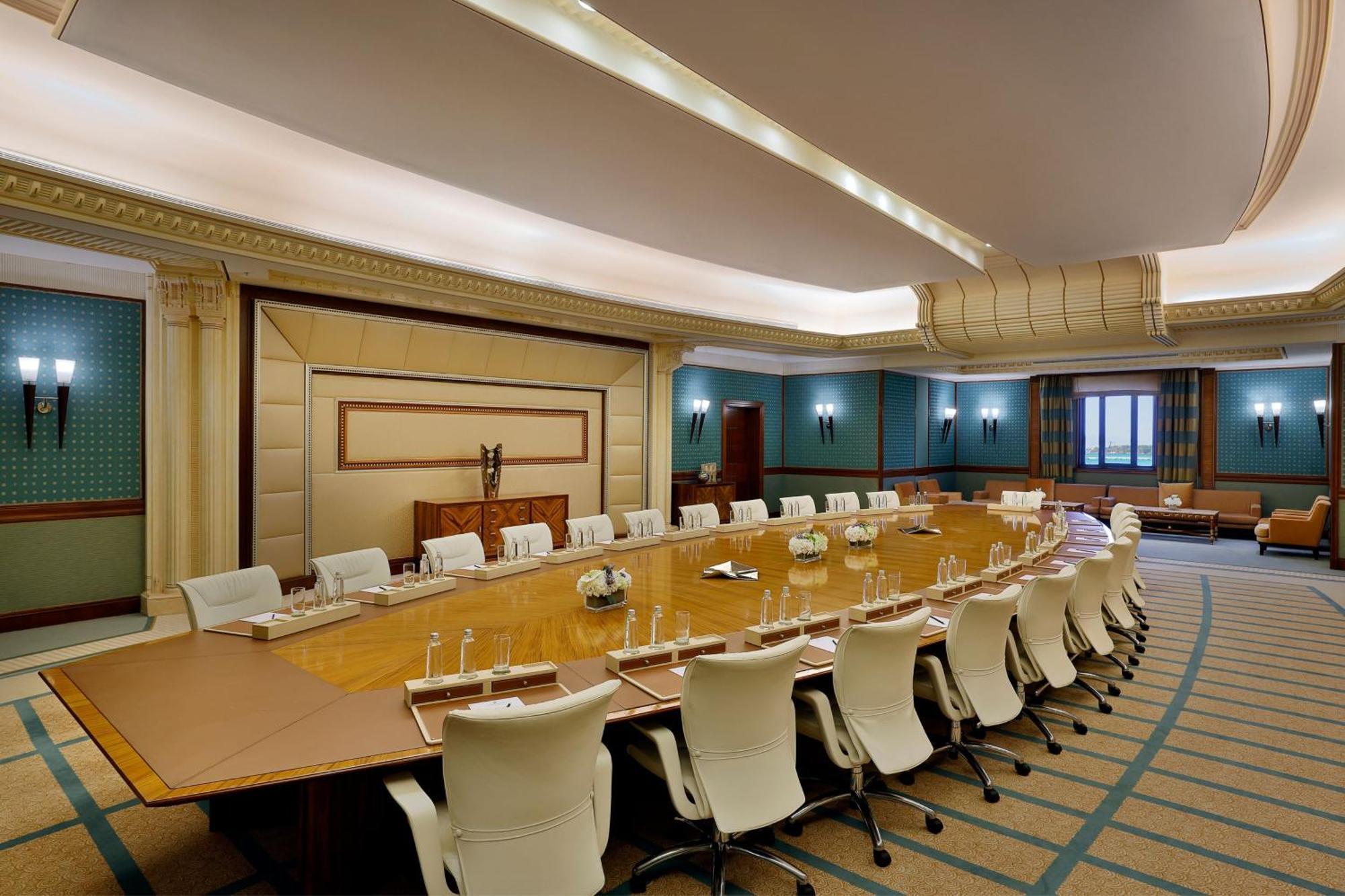 리츠칼튼 제다 호텔 외부 사진 The meeting room of the Executive Council