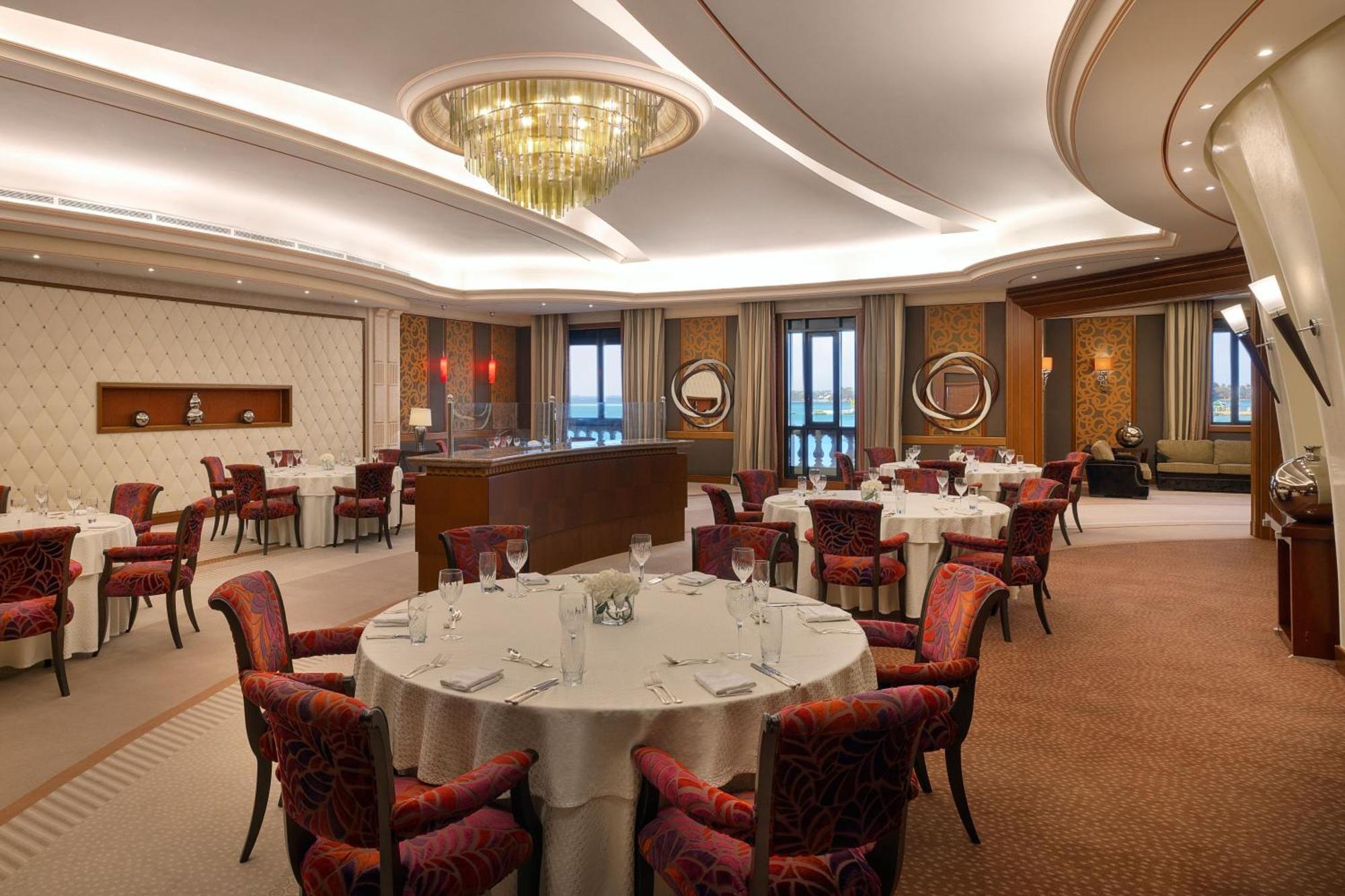 리츠칼튼 제다 호텔 외부 사진 The Club Lounge at the airport
