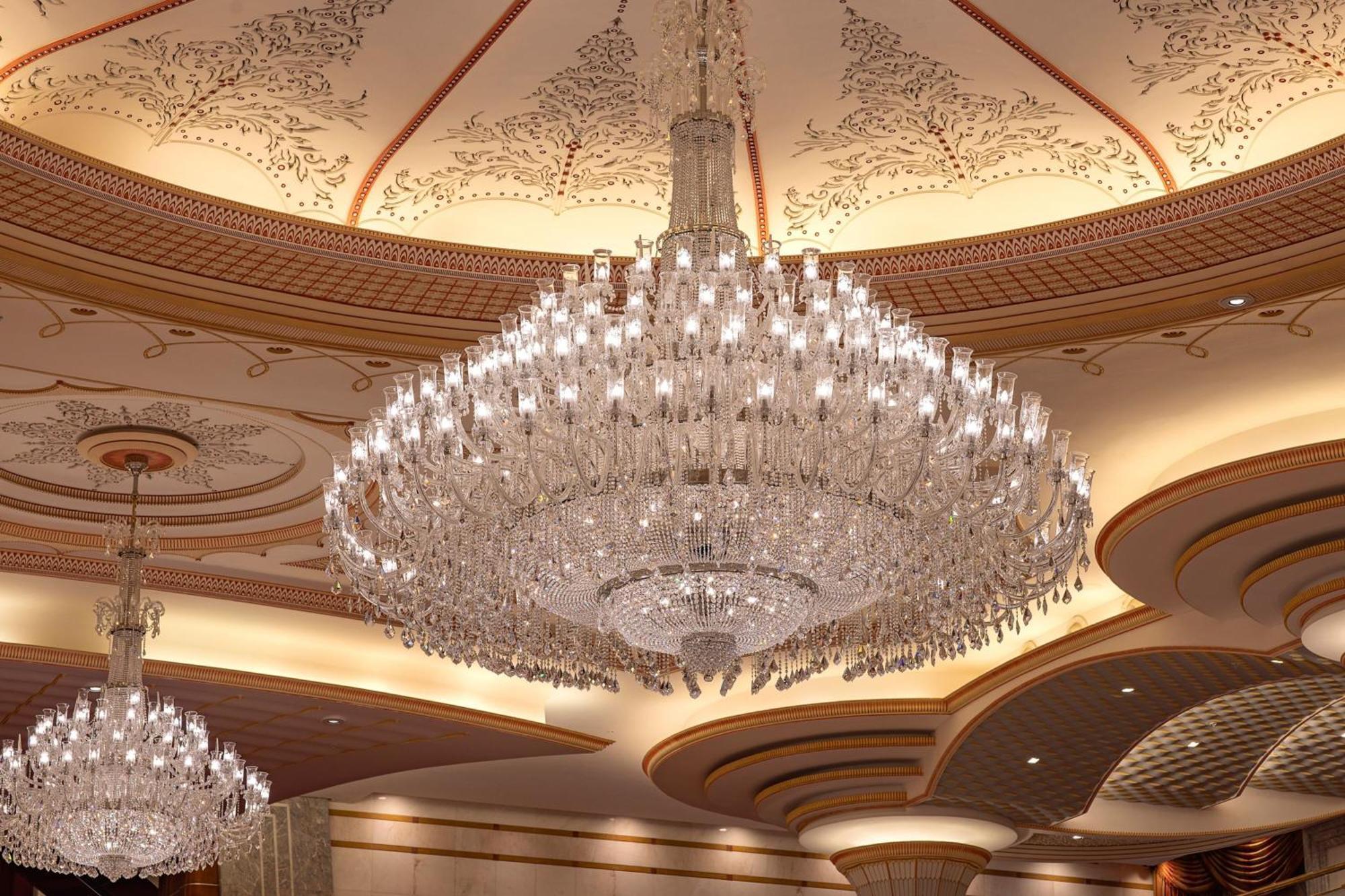 리츠칼튼 제다 호텔 외부 사진 A chandelier