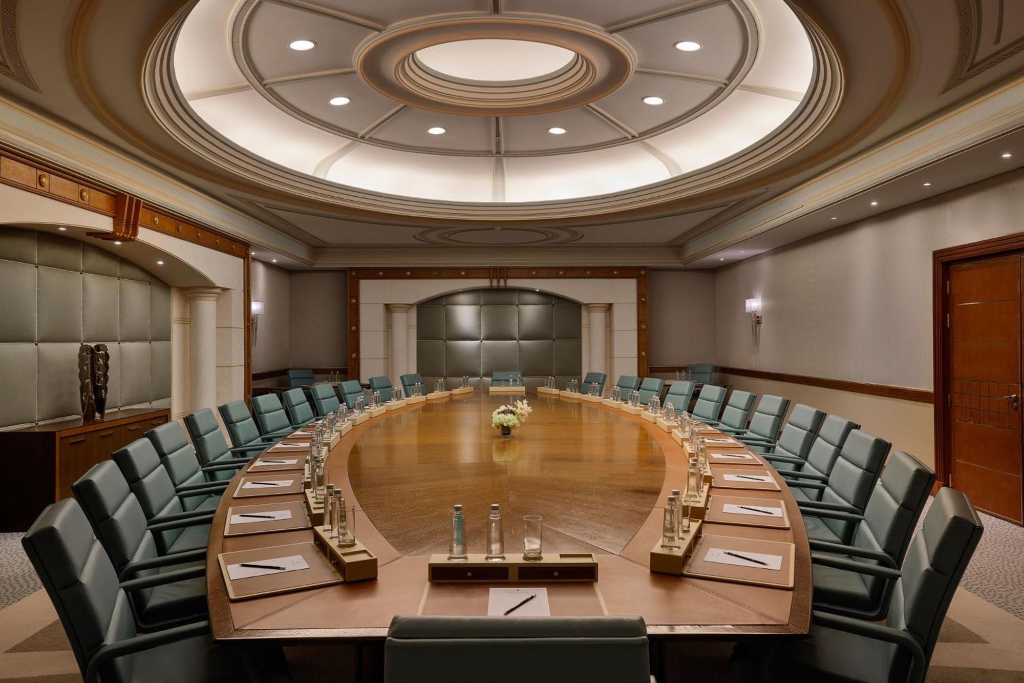 리츠칼튼 제다 호텔 외부 사진 The meeting room of the Executive Board