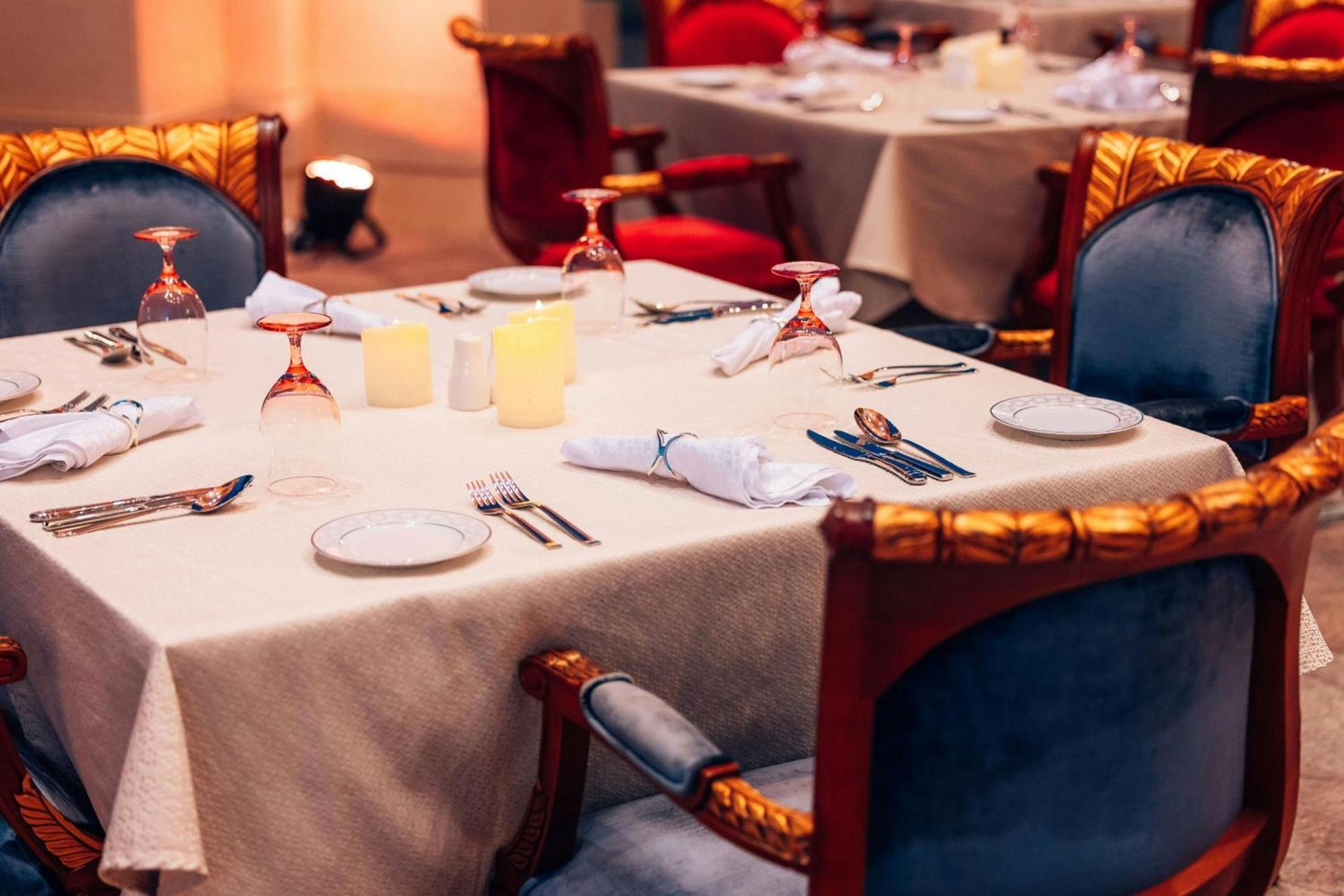 리츠칼튼 제다 호텔 외부 사진 A table set for fine dining