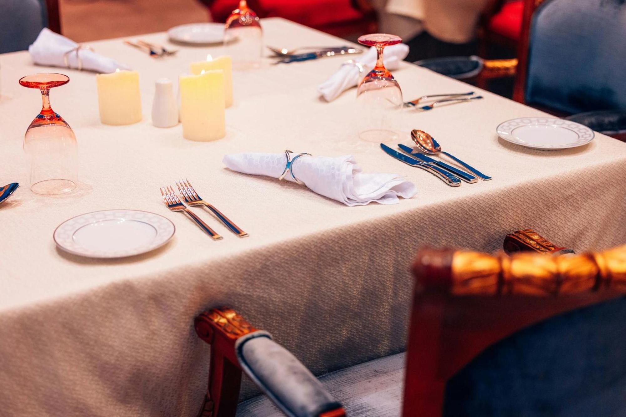 리츠칼튼 제다 호텔 외부 사진 A Christmas table with crackers